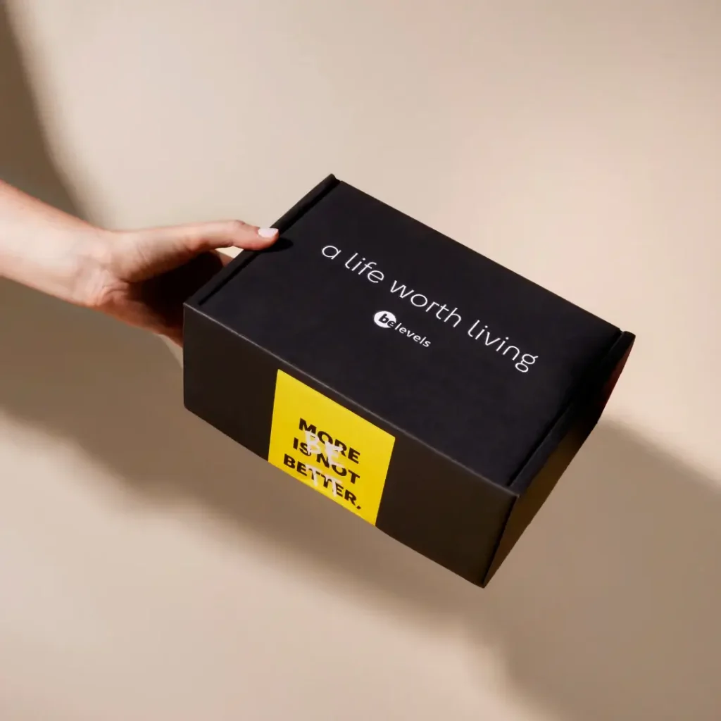 Caja premium de Be Levels con el lema 'A life worth living', destacando el compromiso de la marca con la salud y el bienestar